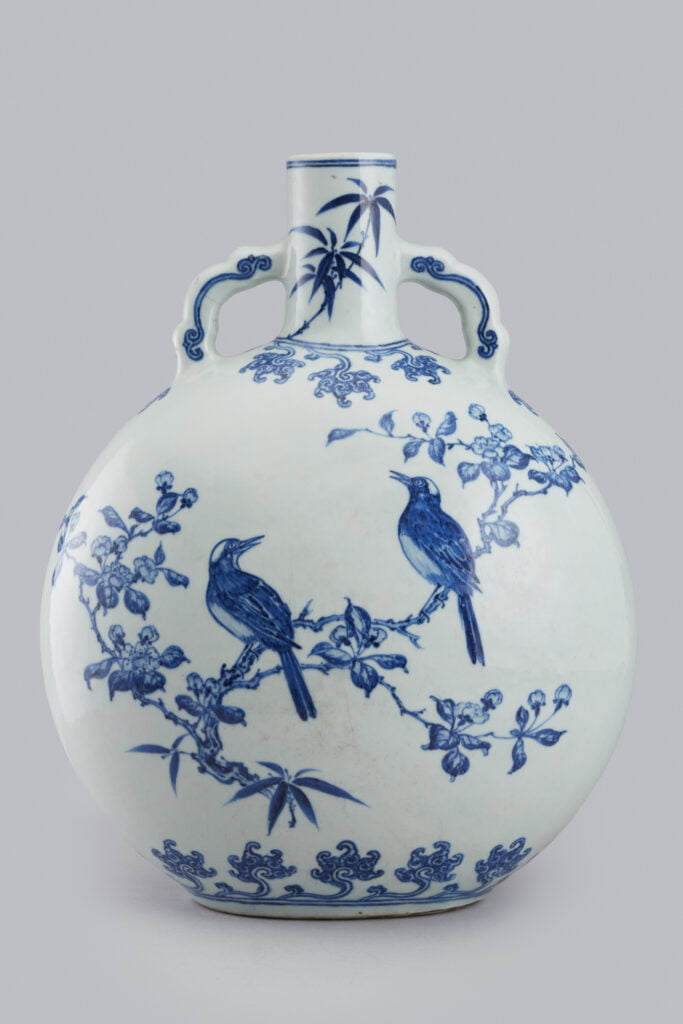 Underglaze blue porcelain moon flask, bianhu, decorated with two birds. Yongzheng period (1723-1735)